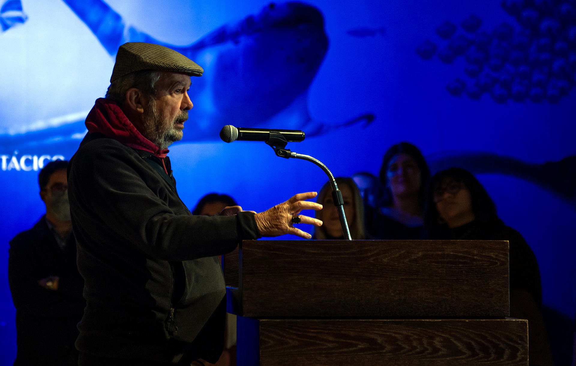 El coleccionista Mauricio Fernández habla durante la presentación de su colección particular de fósiles marinos 'Fuimos Mar' hoy, en el Museo del Noreste de la ciudad de Monterrey (México). EFE/ Miguel Sierra
