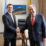 Fotografía cedida hoy por la ONU donde aparece su secretario general, António Guterres (d), mientras saluda al presidente ecuatoriano, Daniel Noboa, durante una reunión en la sede del organismo en Nueva York (EE.UU). EFE/ONU /Eskinder Debebe /SOLO USO EDITORIAL /NO VENTAS /SOLO DISPONIBLE PARA ILUSTRAR LA NOTICIA QUE ACOMPAÑA /CRÉDITO OBLIGATORIO