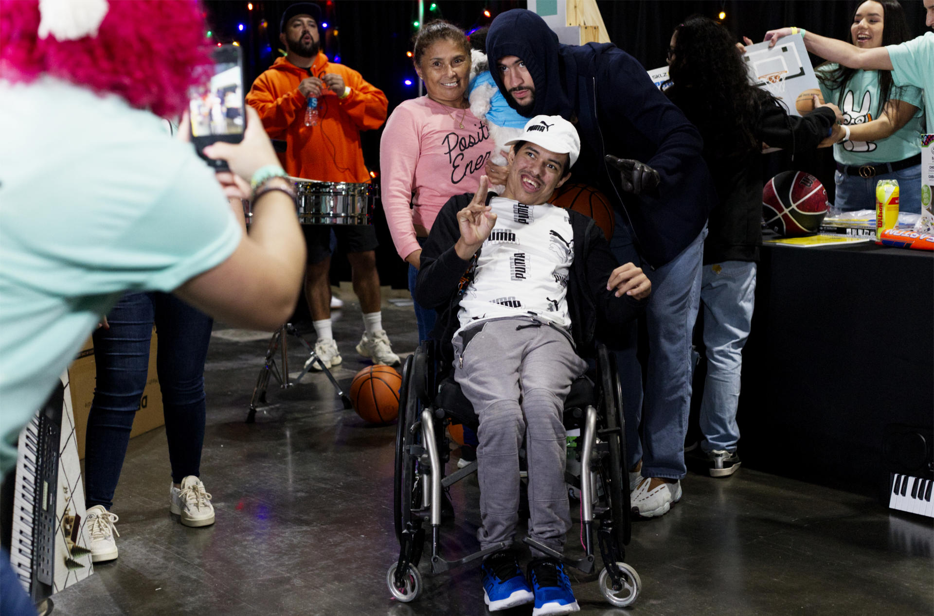 El cantante Bad Bunny posa para una fotografía con un fan hoy, en el centro de convenciones, en San Juan (Puerto Rico). EFE/Thais Llorca
