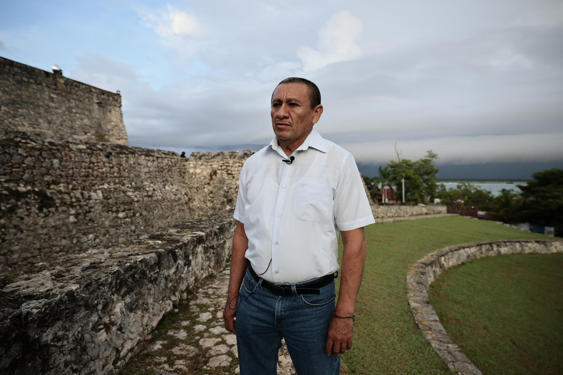 José Eduardo Angúlo Cab, presidente del comisariado del ejido Laguna Guerrero, habla en entrevista con EFE, el 26 de septiembre de 2023, en Bacalar, estado de Quintana Roo (México). La esperanza de que el Tren Maya, la emblemática obra del presidente Andrés Manuel López Obrador, lleve al sureste de México, tradicionalmente olvidado, una mayor visibilidad y un crecimiento económico nunca antes visto es latente en los ejidatarios locales, aunque reconocen el impacto en la mano obra y los modos de vida. EFE/ José Méndez
