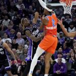 Imagen de archivo del jugador Shai Gilgeous-Alexander (d). EFE/EPA/JOHN G. MABANGLO PERSIANAS AGOTADA