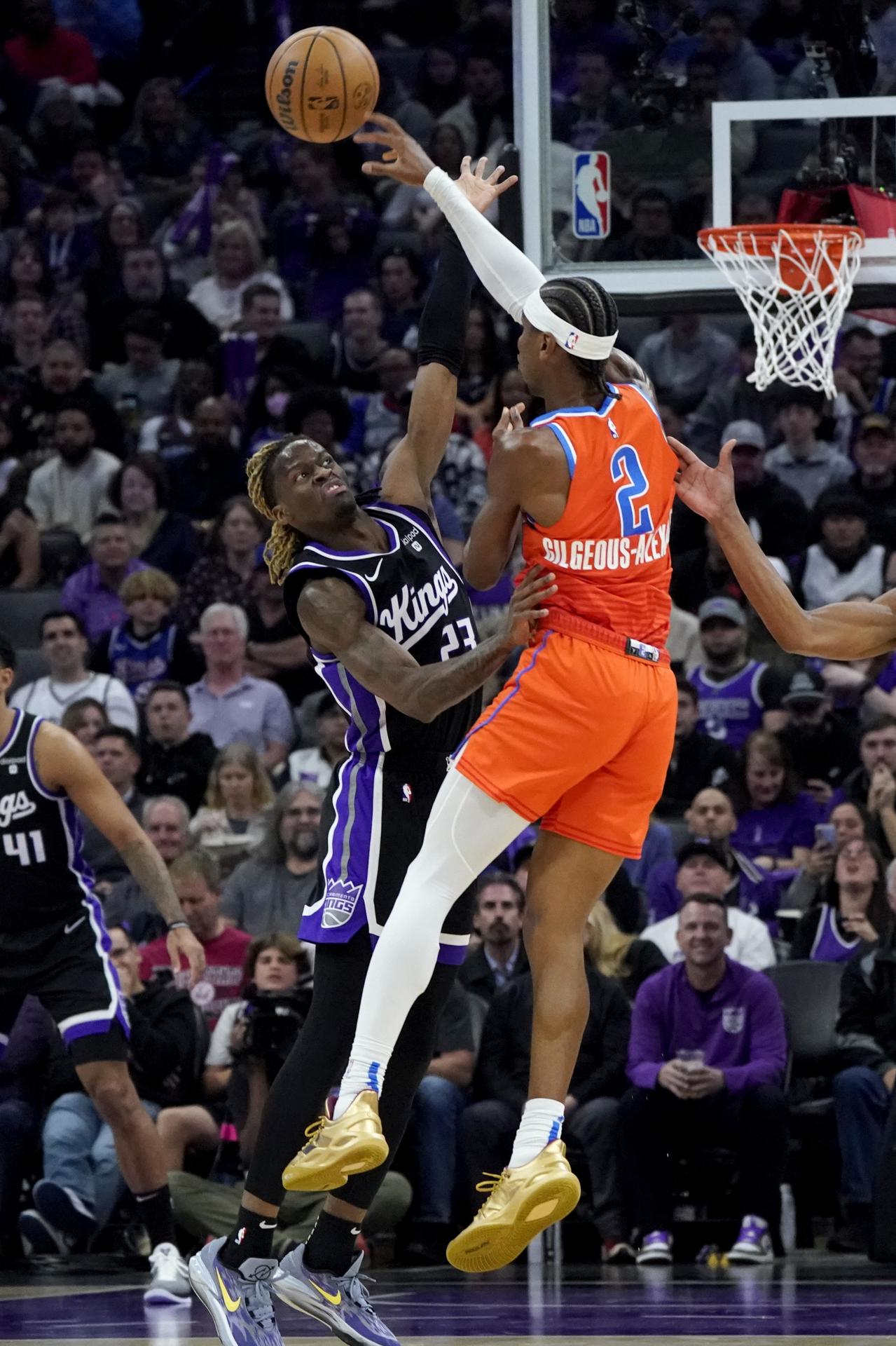 Imagen de archivo del jugador Shai Gilgeous-Alexander (d). EFE/EPA/JOHN G. MABANGLO PERSIANAS AGOTADA