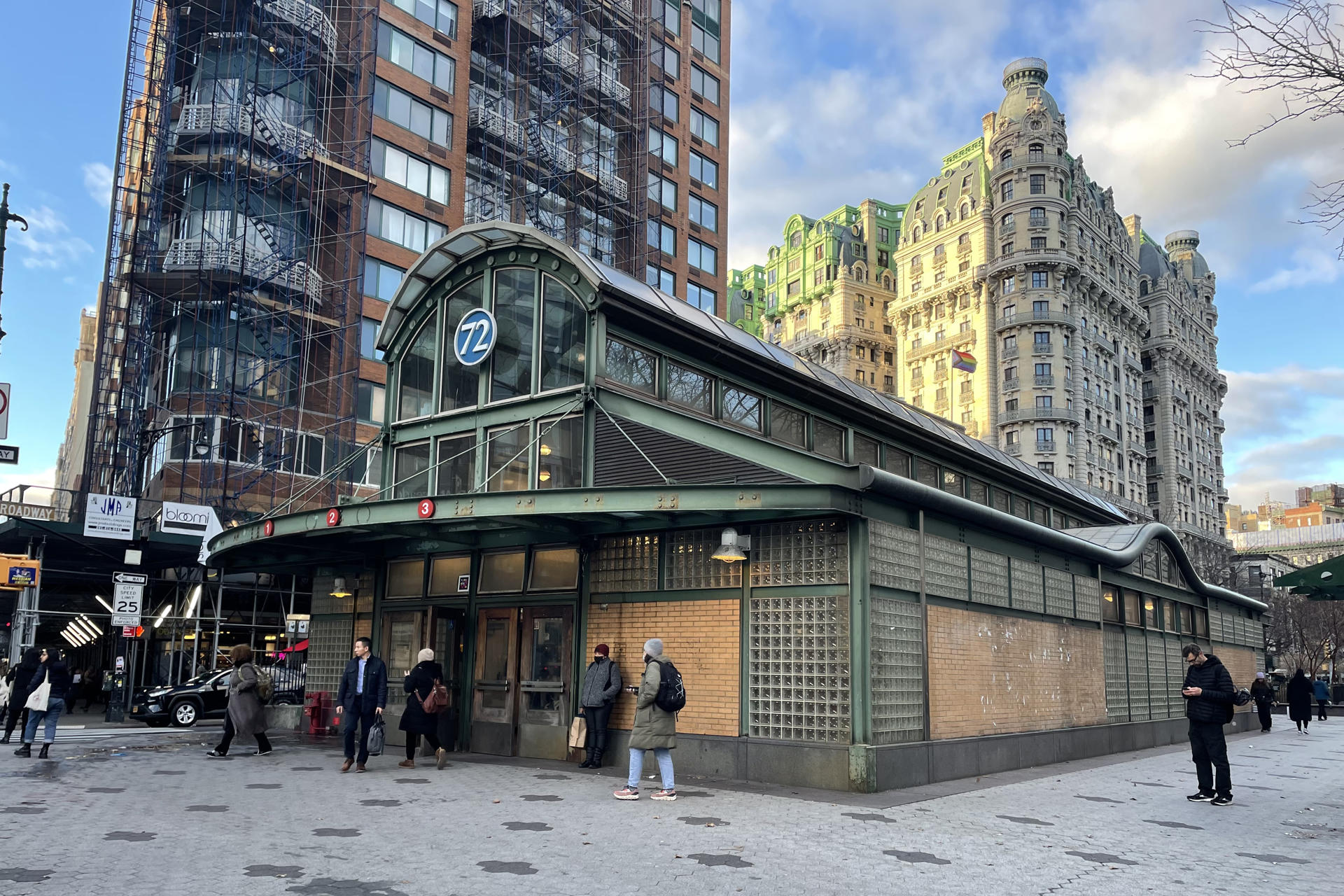 Personas caminan en Verdi Square, el 19 de diciembre de 2023, una plaza donde en una de sus 'citas', pasean los personajes principales del film romántico 'You've got mail' ('Tienes un e-mail') ubicada en el Upper West Side de Manhattan en Nueva York (EE.UU.). EFE/ Alicia Sánchez
