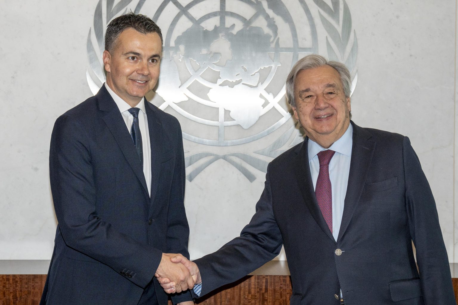 El secretario general de la ONU, António Guterres (d), saluda al nuevo embajador, representante permanente de España ante Naciones Unidas, Héctor Gómez, tras recibir sus cartas credenciales hoy, en la sede del organismo en Nueva York (EE.UU.). EFE/ Ángel Colmenares