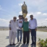 Fotografía cedida hoy por la Alcaldía de Barranquilla donde se observa a William Mebarak (i), padre de Shakira, el alcalde de Barranquilla Jaime Pumarejo (i-2), Nidia Ripoll (2-d) madre de Shakira y el artista plástico Yino Márquez (d) mientras posan junto a la estatua de Shakira en el Gran Malecón, en Barranquilla (Colombia). La escultura de bronce de la cantante colombiana Shakira que mide 6.50 metros de altura fue presentada este martes en Barranquilla. EFE/ Alcaldía de Barranquilla / SÓLO USO EDITORIAL/SÓLO DISPONIBLE PARA ILUSTRAR LA NOTICIA QUE ACOMPAÑA (CRÉDITO OBLIGATORIO)