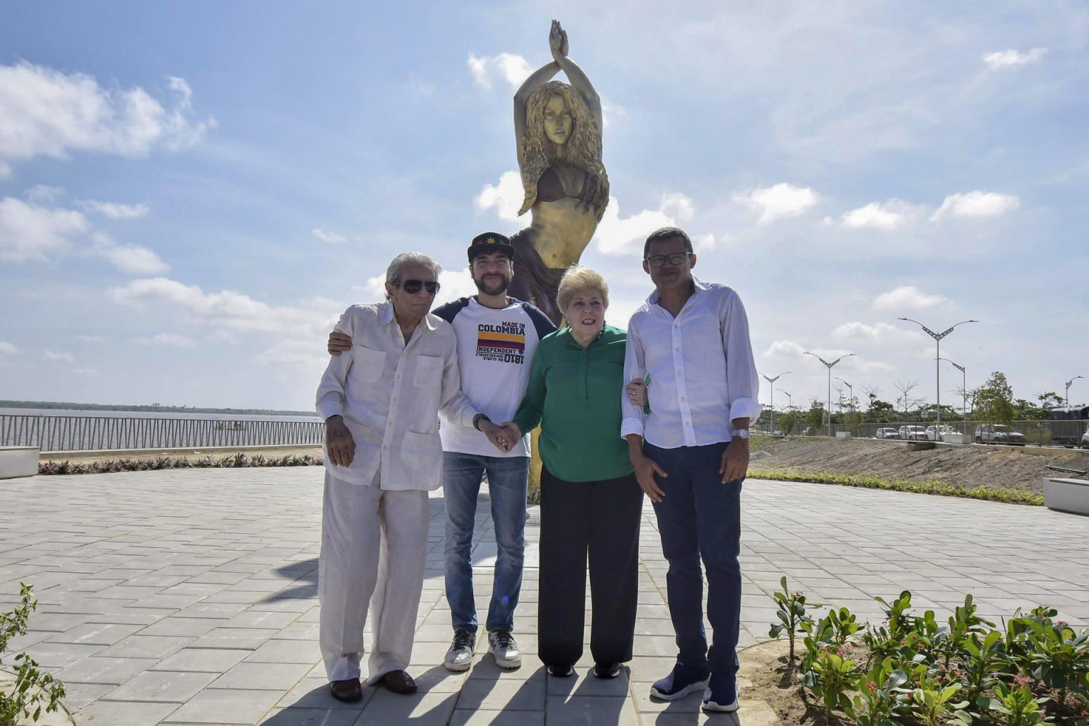 Fotografía cedida hoy por la Alcaldía de Barranquilla donde se observa a William Mebarak (i), padre de Shakira, el alcalde de Barranquilla Jaime Pumarejo (i-2), Nidia Ripoll (2-d) madre de Shakira y el artista plástico Yino Márquez (d) mientras posan junto a la estatua de Shakira en el Gran Malecón, en Barranquilla (Colombia). La escultura de bronce de la cantante colombiana Shakira que mide 6.50 metros de altura fue presentada este martes en Barranquilla. EFE/ Alcaldía de Barranquilla / SÓLO USO EDITORIAL/SÓLO DISPONIBLE PARA ILUSTRAR LA NOTICIA QUE ACOMPAÑA (CRÉDITO OBLIGATORIO)