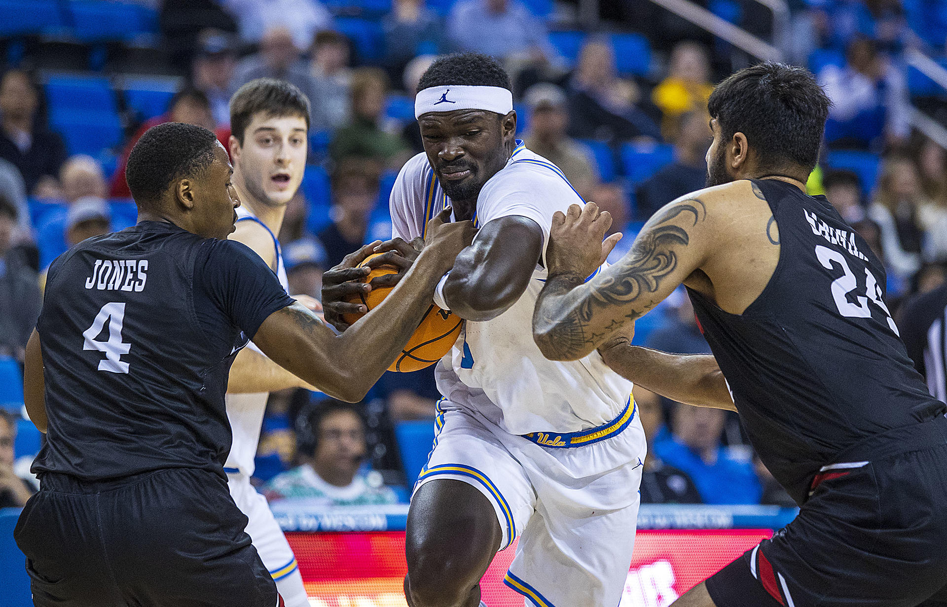 Adem Bona (c) de UCLA Bruins lucha por un balón durante su partido de baloncesto de la NCAA contra los CSU Northridge Matadors, el 19 de diciembre del 2023, en el Pauley Pavilion, en Westwood, California (EEUU). EFE/ Ariana Ruiz/efe
