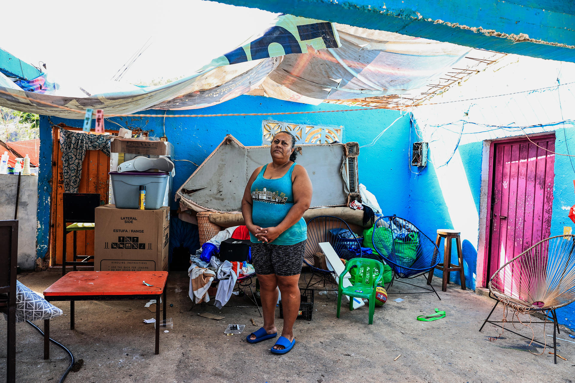 Teresa Meza Flores, habitante de la colonia Cumbres de Figueroa, una de las zonas afectadas por el 'huracán Otis', habla durante una entrevista con EFE, el 23 de diciembre de 2023, en Acapulco, estado de Guerrero (México). EFE/David Guzmán
