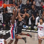 Fotografía tomada el pasado 23 de diciembre en la que se registró a Cam Thomas (c), de los Nets de Brooklyn, al atacar el aro que defienden los Pistons de Detroit, durante un partido de la NBA, en el coliseo Barclays Center, en Brooklyn (Nueva York, EE.UU.). Los Pistons cayeron hoy de locales de nuevo ante los Nets y alcanzaron el deshonroso récord de 27 partidos seguidos sin ganar. EFE/Ángel Colmenares