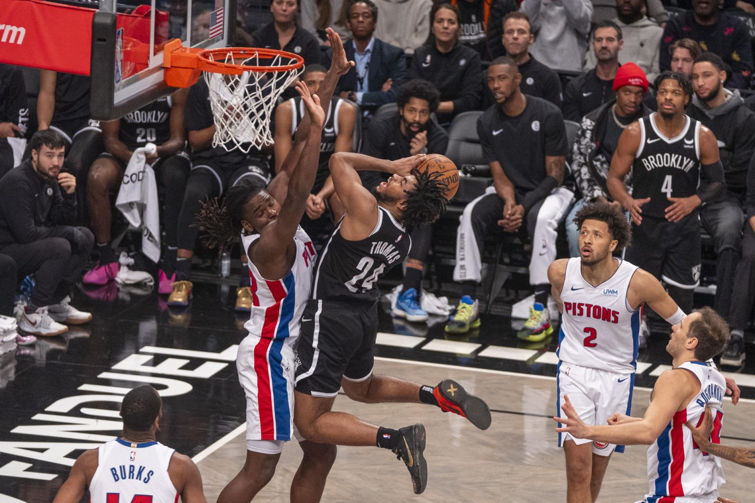 Fotografía tomada el pasado 23 de diciembre en la que se registró a Cam Thomas (c), de los Nets de Brooklyn, al atacar el aro que defienden los Pistons de Detroit, durante un partido de la NBA, en el coliseo Barclays Center, en Brooklyn (Nueva York, EE.UU.). Los Pistons cayeron hoy de locales de nuevo ante los Nets y alcanzaron el deshonroso récord de 27 partidos seguidos sin ganar. EFE/Ángel Colmenares