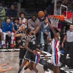 Royce ONeale (c), de los Nets de Brooklyn, fue registrado este sábado, 23 de diciembre al atacar el aro que defiende Isaiah Stewart (d), de los Pistons de Detroit, durante un partido de la NBA, en el coliseo Barclays Center, en Brooklyn (Nueva York, EE.UU.). EFE/Ángel Colmenares