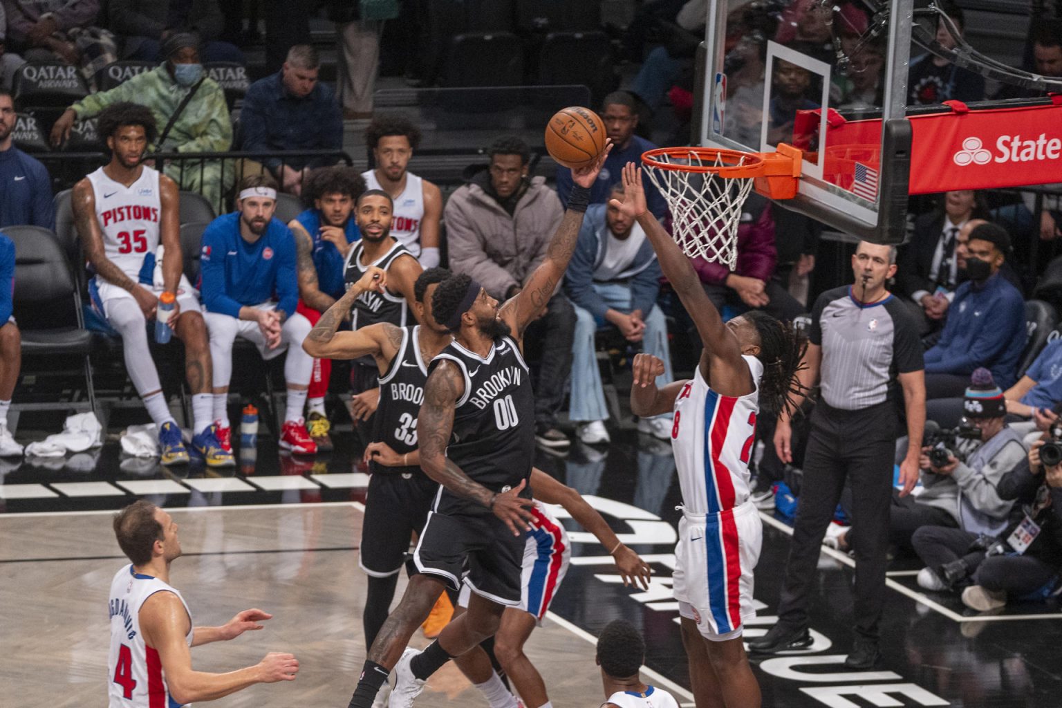 Royce ONeale (c), de los Nets de Brooklyn, fue registrado este sábado, 23 de diciembre al atacar el aro que defiende Isaiah Stewart (d), de los Pistons de Detroit, durante un partido de la NBA, en el coliseo Barclays Center, en Brooklyn (Nueva York, EE.UU.). EFE/Ángel Colmenares