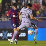 AME5708. DALLAS (ESTADOS UNIDOS), 21/12/2023.- Unai Hernández (i) de Barcelona disputa un balón con Ramón Juárez Del Castillo de América hoy, en un partido amistoso internacional entre Barcelona y América en el estadio Cotton Bowl en Dallas (EE.UU.). EFE/ Carlos Ramírez