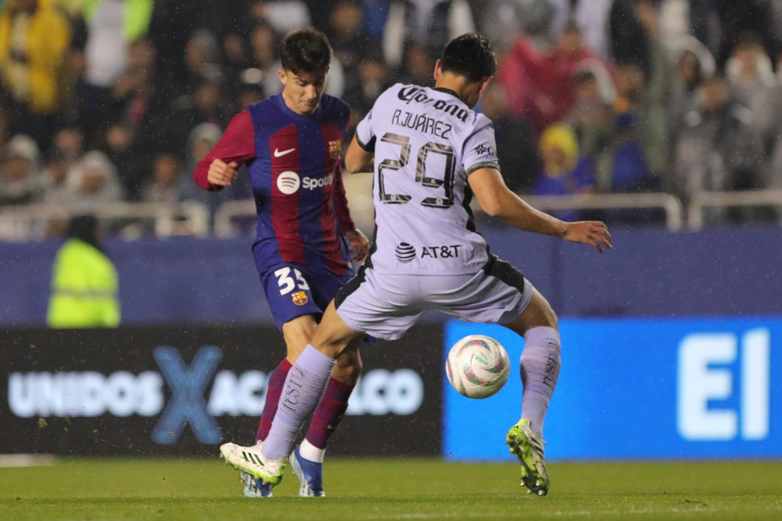 AME5708. DALLAS (ESTADOS UNIDOS), 21/12/2023.- Unai Hernández (i) de Barcelona disputa un balón con Ramón Juárez Del Castillo de América hoy, en un partido amistoso internacional entre Barcelona y América en el estadio Cotton Bowl en Dallas (EE.UU.). EFE/ Carlos Ramírez