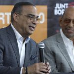 El salsero puertorriqueño Willie Rosario (d), conocido como 'Mister Afinque', participa en una rueda de prensa con Gilberto Santa Rosa (i), hoy en el Coliseo en San Juan (Puerto Rico). EFE/Thais Llorca