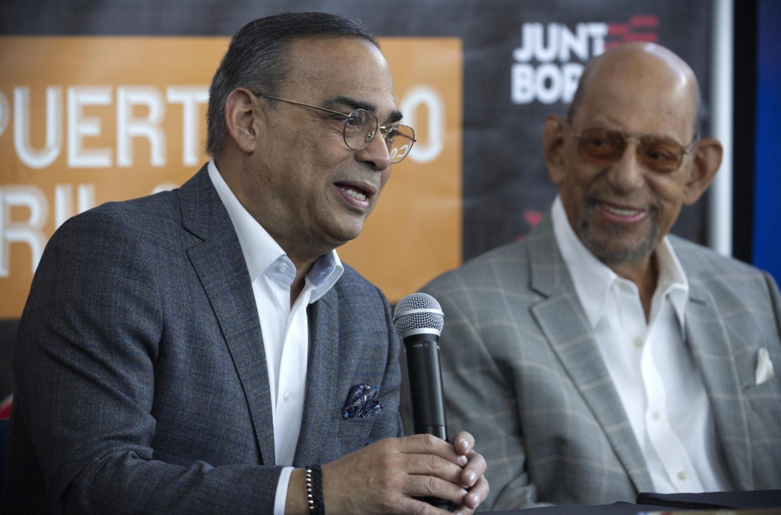 El salsero puertorriqueño Willie Rosario (d), conocido como 'Mister Afinque', participa en una rueda de prensa con Gilberto Santa Rosa (i), hoy en el Coliseo en San Juan (Puerto Rico). EFE/Thais Llorca