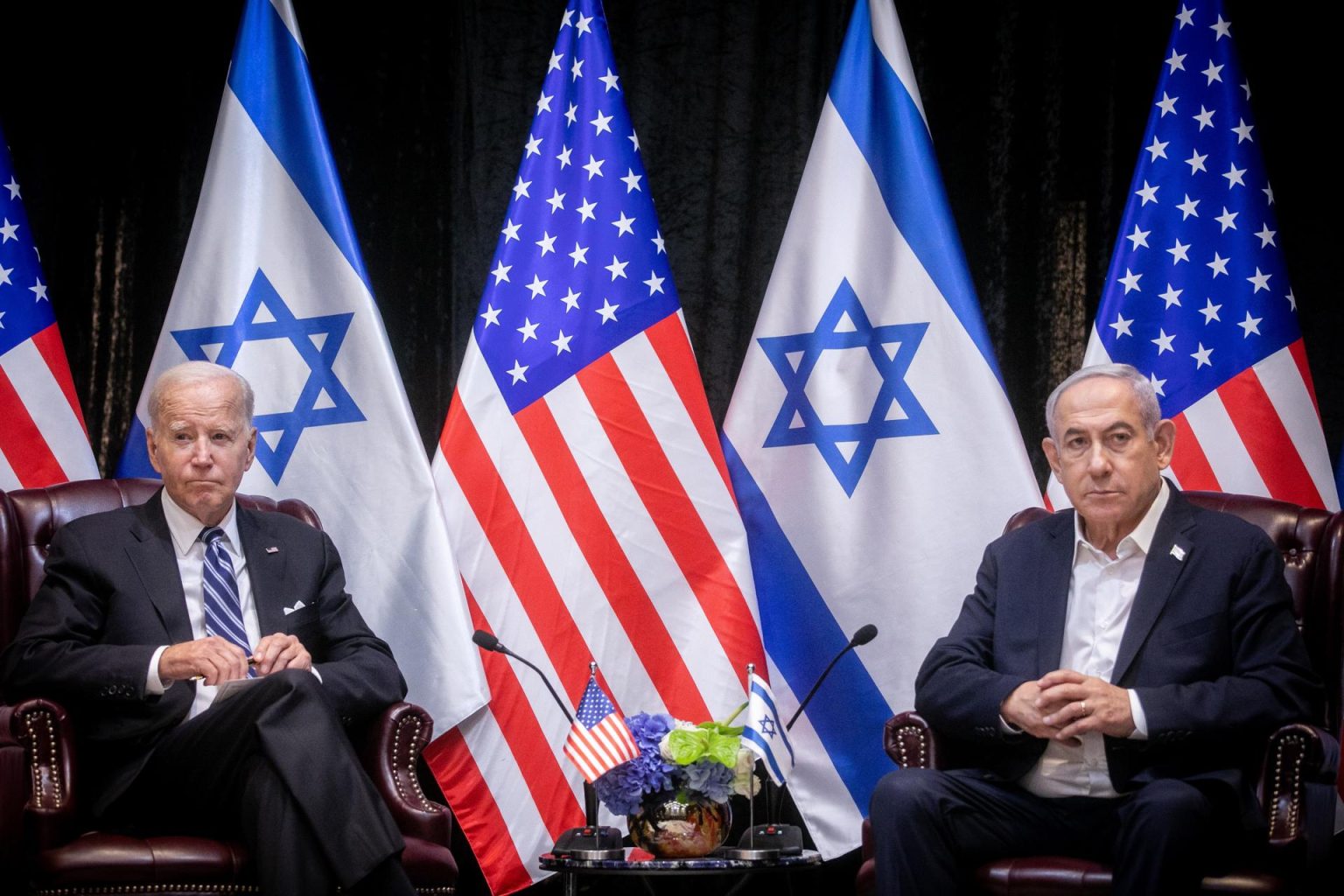 El presidente de Estadios Unidos, Joe Biden (i), y el primer ministro israelí, Benjamín Netanyahu (d), durante una reunión en Tel Aviv (Israel), el 18 de octubre de 2023. EFE/Miriam Alsater/Pool