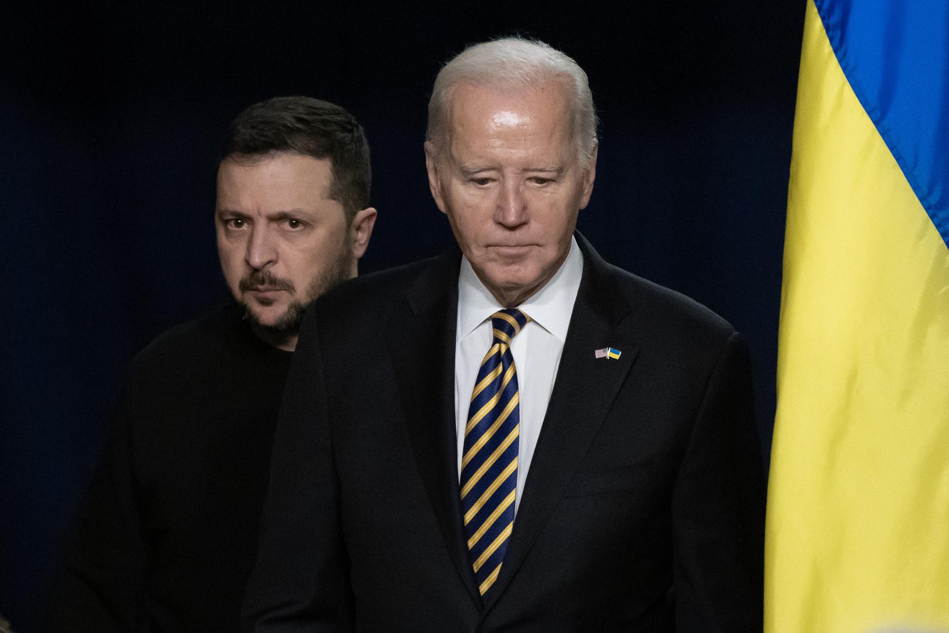 El presidente de  Estados Unidos, Joe Biden (d), y el presidente de Ucrania, Volodímir Zelenski (i), llegan a la rueda de prensa conjunta en la Casa Blanca, en Washington (EE.UU.), el 12 de diciembre de 2023. EFE/Michael Reynolds
