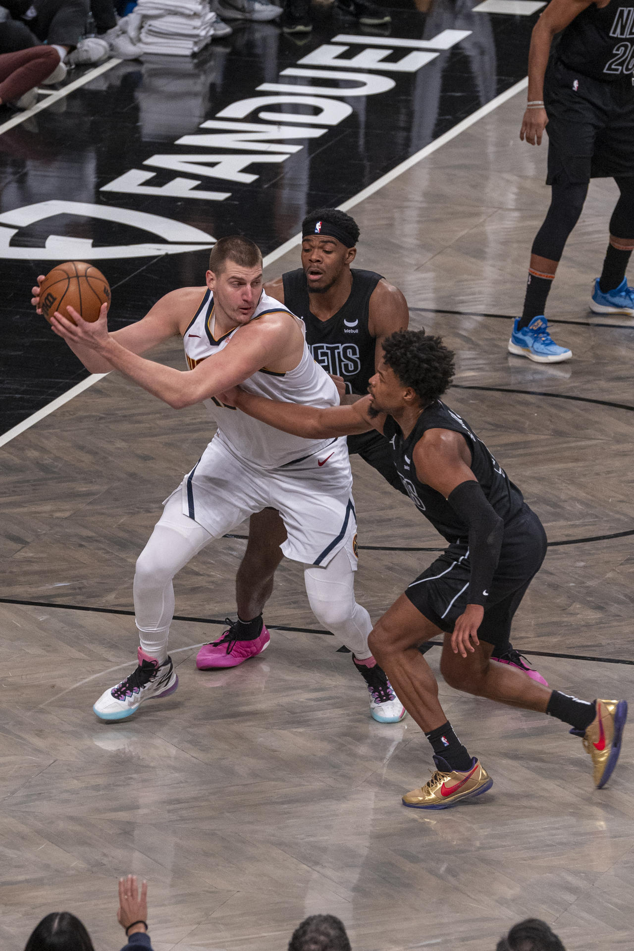 Nikola Jokić (i), pívot serbio de los Nuggets de Denver, fue registrado este viernes, 22 de diciembre, al disputar un balón con Dennis Smith Jr., de los Nets de Brooklyn, durante un partido de la NBA, en el pabellón deportivo multiusos Barclays Center, en Brooklyn (Nueva York. EE.UU.). EFE/Ángel Colmenares
