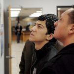 Fotografía de archivo de dos personas que buscan trabajo en un tablón de anuncios del centro de desempleo Workforce1 Career Center en Brooklyn, Nueva York, EEUU. EFE/Justin Lane