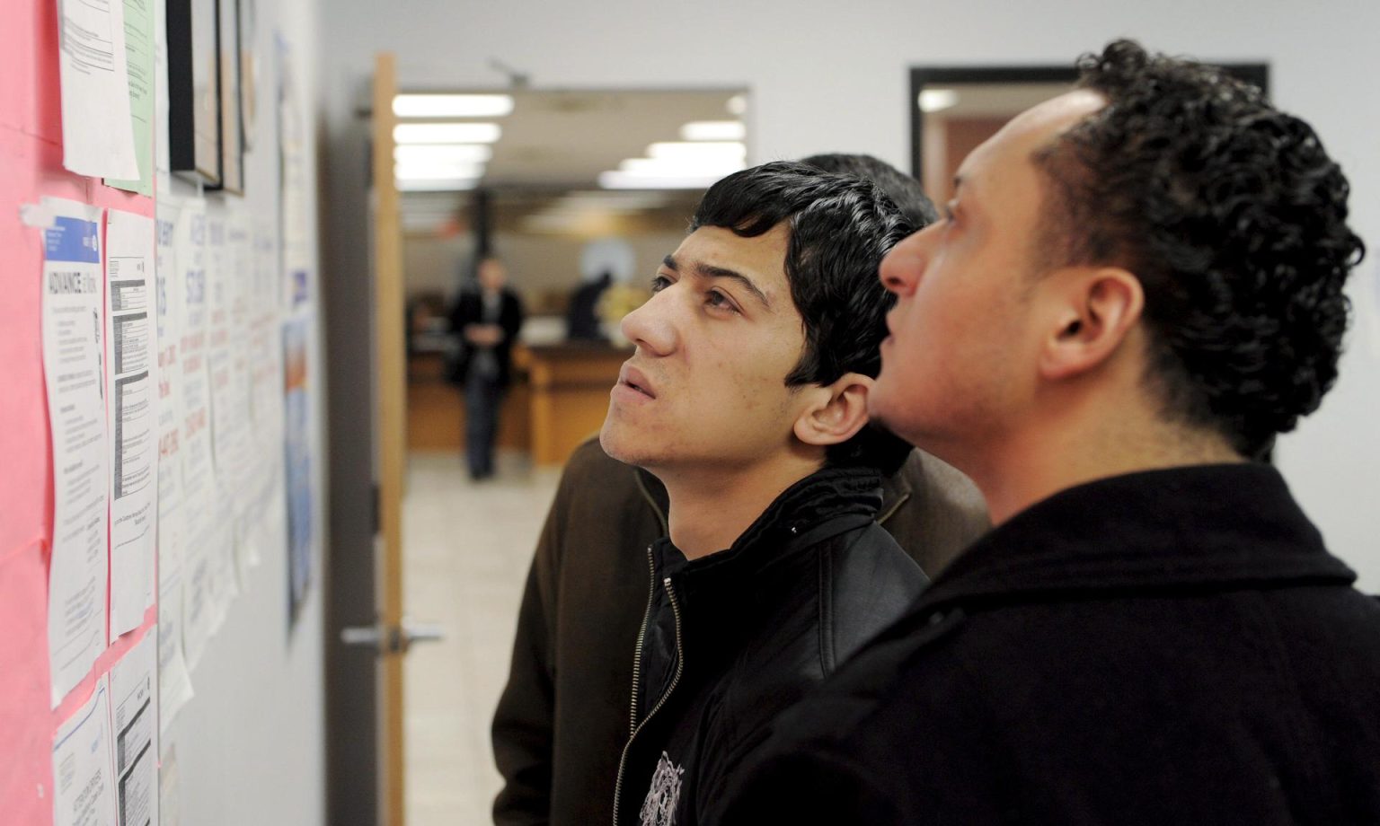 Fotografía de archivo de dos personas que buscan trabajo en un tablón de anuncios del centro de desempleo Workforce1 Career Center en Brooklyn, Nueva York, EEUU. EFE/Justin Lane