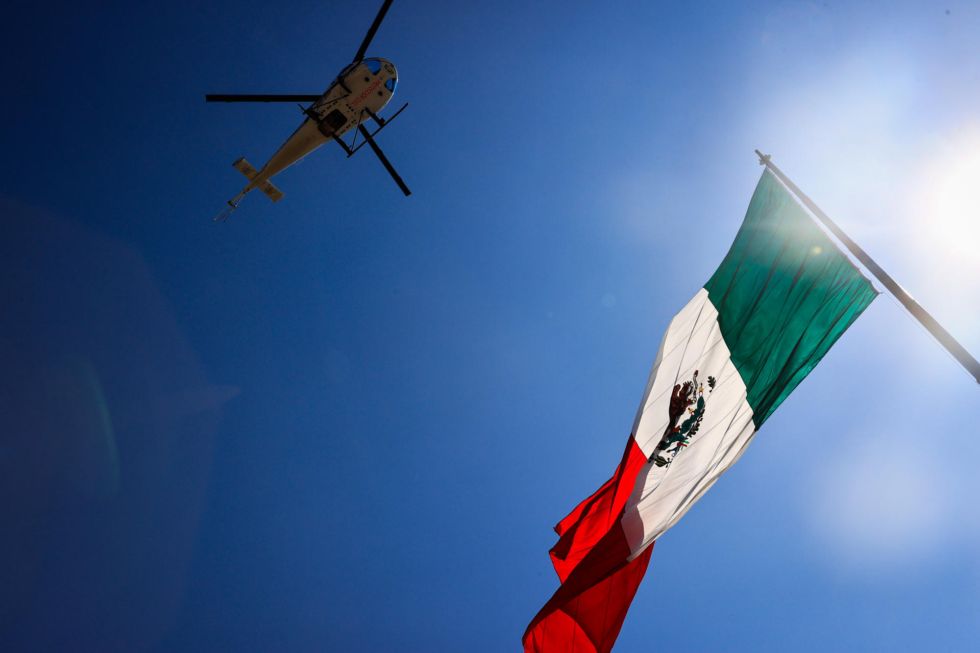 Un helicóptero sobrevuela durante el operativo invierno 2023, en las playas de el balneario de Acapulco (México). EFE/ David Guzmán
