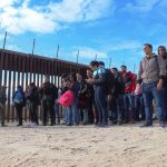 Unos agentes de la Patrulla Fronteriza estadounidense mantienen en filas organizadas a un grupo de migrantes el 29 de noviembre en el puesto fronterizo de Jacumba, a unas 75 millas (120 kilómetros) al este de San Diego, California (EEUU). EFE/Manuel Ocaño