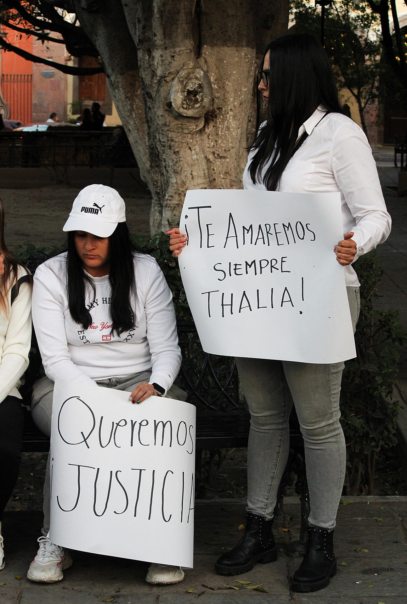 Un grupo de personas participa hoy en una marcha para exigir paz y el esclarecimiento del ataque armado que resultó con la muerte de 11 personas, en Salvatierra, estado de Guanajuato (México). EFE/ Str
