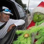 Fotografía cedida por la Oficina de noticias de los Cayos de Florida donde aparece el coronel de la Oficina del Alguacil del Condado de Monroe, Lou Caputo (d), mientras ofrece una cebolla a un conductor en la autopista cercana a la escuela primaria Key Largo hoy viernes en Cayo Largo, Florida. EFE/Andy Newman/Florida Keys News Bureau /SOLO USO EDITORIAL /NO VENTAS /SOLO DISPONIBLE PARA ILUSTRAR LA NOTICIA QUE ACOMPAÑA /CRÉDITO OBLIGATORIO