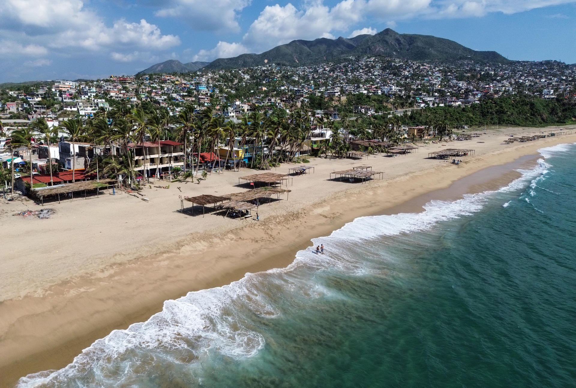 MEX4948. ACAPULCO (MÉXICO), 21/12/2023.- Fotografía tomada con drone donde se observa una vista general de la zona 'Pie de la Cuesta', el 20 de diciembre de 2023, en Acapulco, estado de Guerrero (México). La tristeza por la escasez de turismo se apodera de los habitantes de las playas mexicanas de Acapulco, donde negocios se mantienen cerrados tras casi dos meses del huracán Otis pese al anuncio del presidente Andrés Manuel López Obrador de la apertura de casi 130 hoteles. EFE/ David Guzmán
