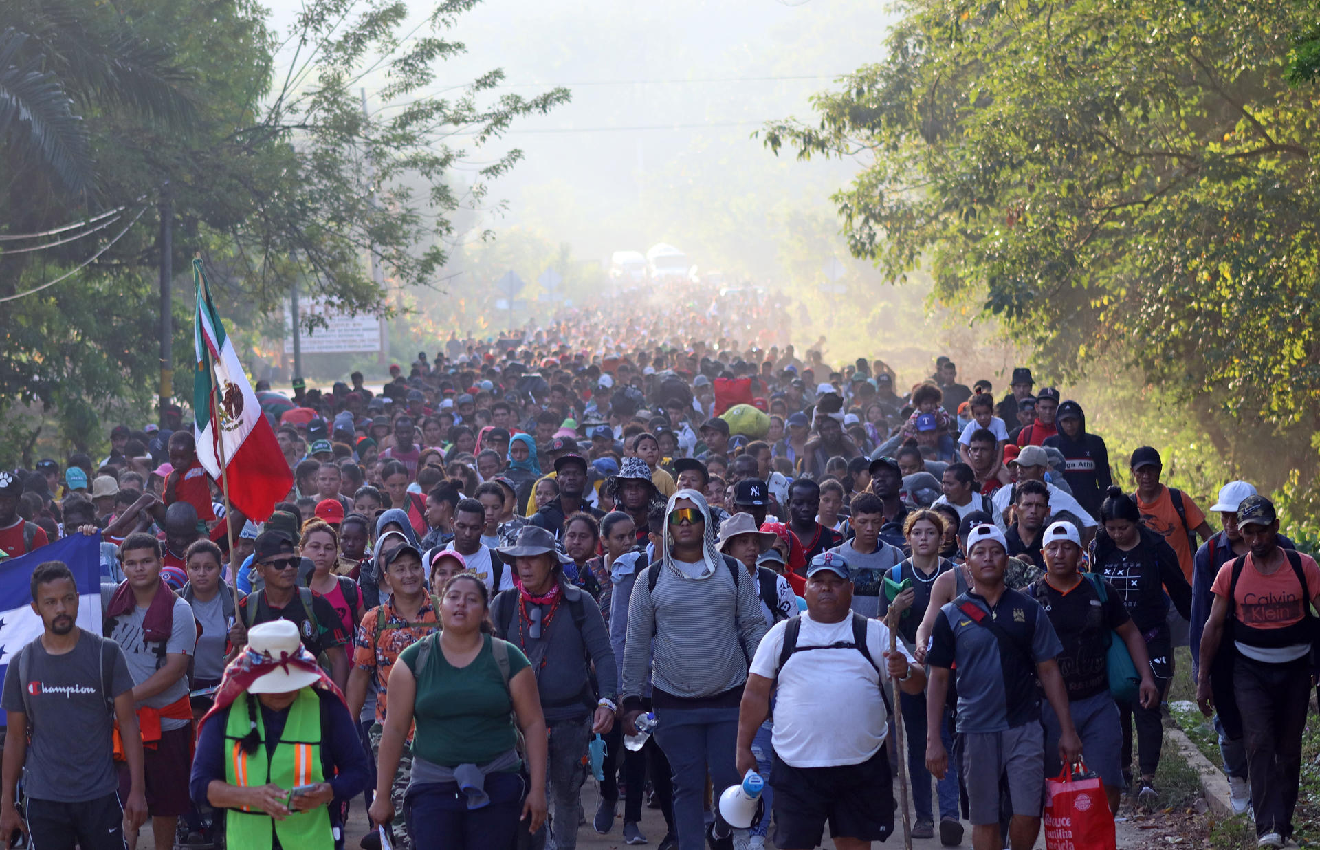 Migrantes caminan en caravana este martes, para poder llegar a la frontera norte, en el municipio de Huixtla en Chiapas (México). EFE/Juan Manuel Blanco
