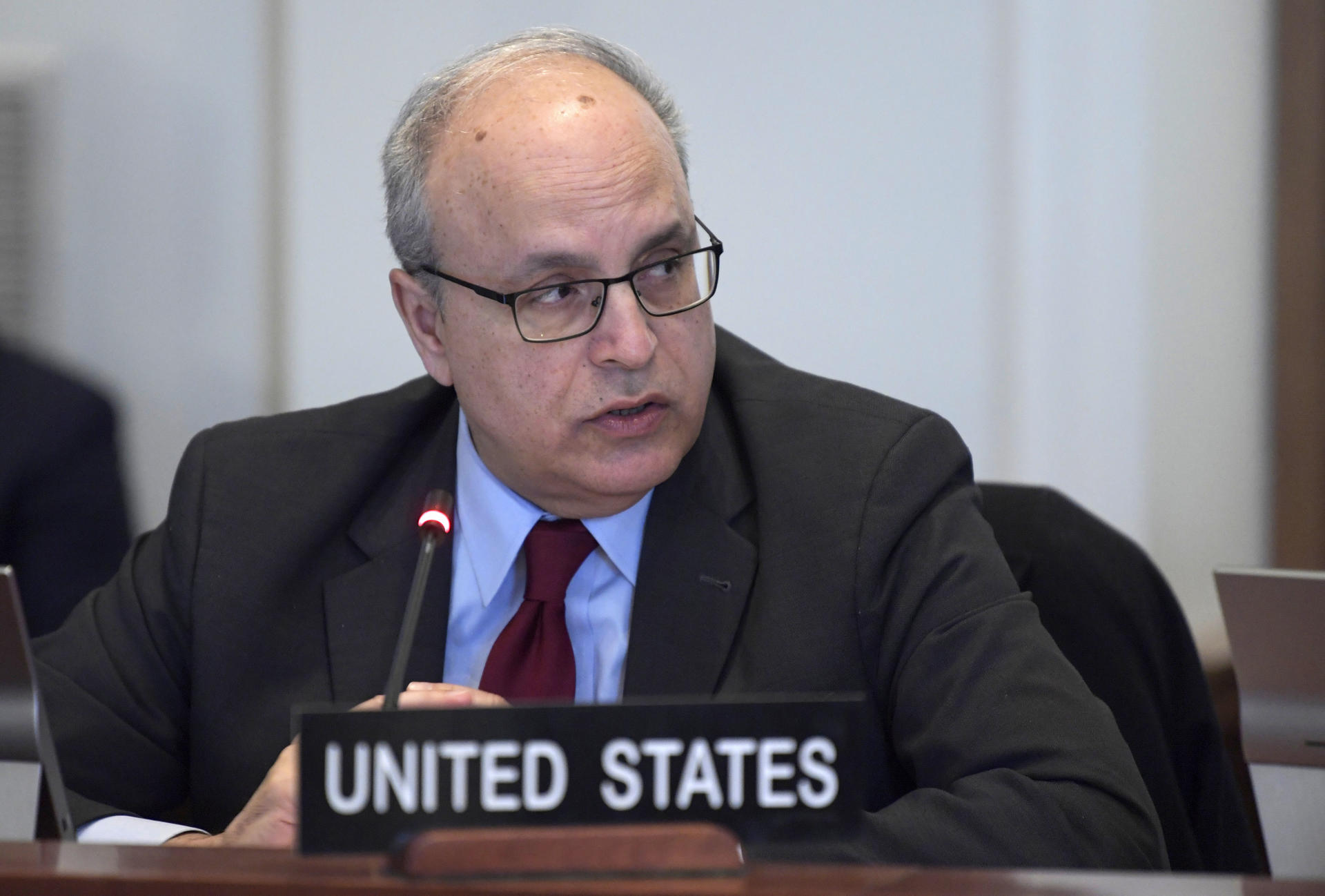 El representante permanente de Estados Unidos ante la Organización de los Estados Americanos (OEA), Francisco Mora habla durante una sesión extraordinaria del Consejo Permanente, hoy en la sede del organismo en Washington (EEUU). EFE/Lenin Nolly
