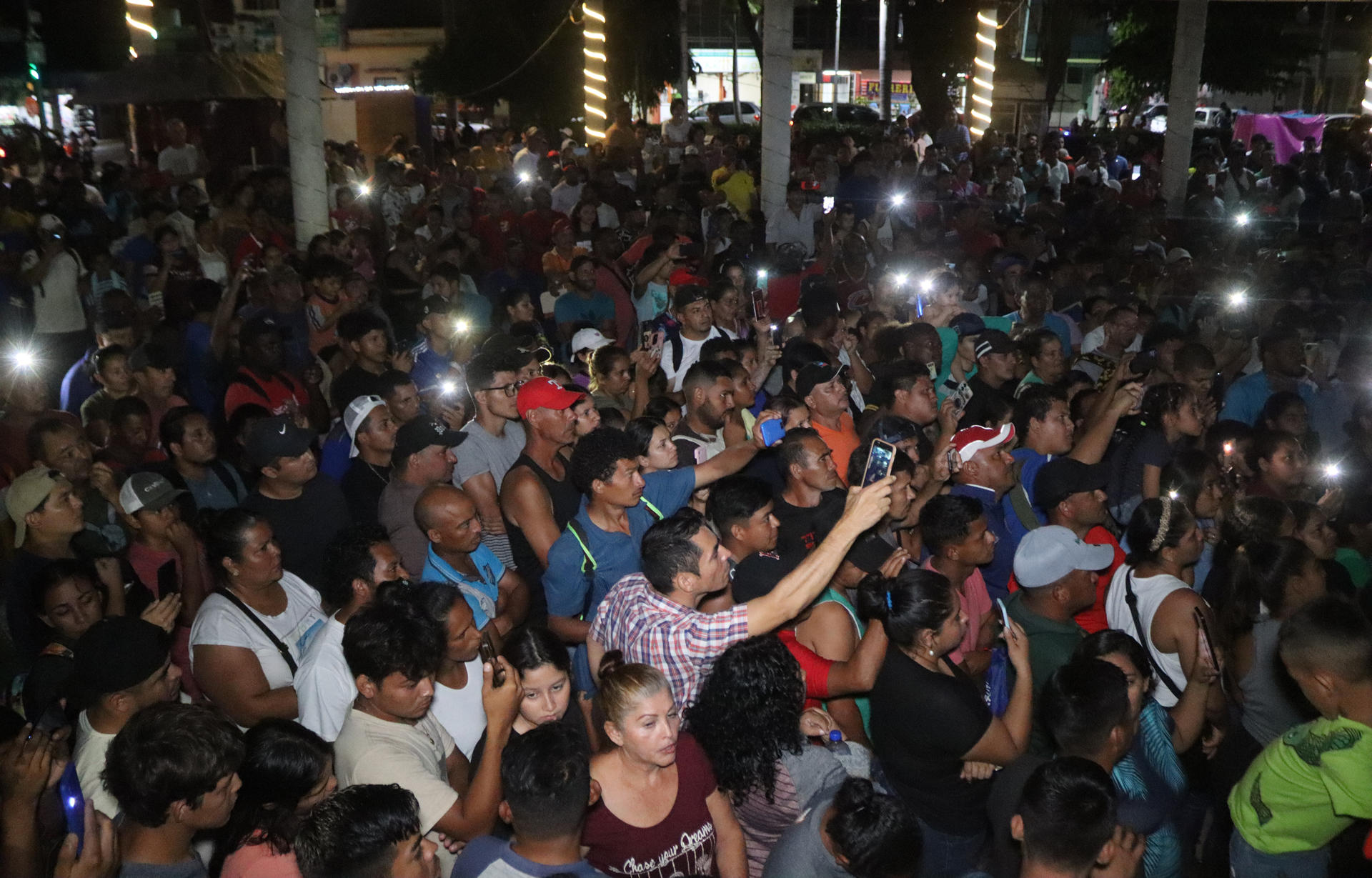 Migrantes se preparan para salir en caravana rumbo a Estados Unidos en la madrugada de hoy, en la ciudad de Tapachula en Chiapas (México). EFE/ Juan Manuel Blanco
