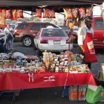 Un vendedor ambulante ofrece sus productos hoy, en Ciudad de México (México). EFE/Isaac Esquivel