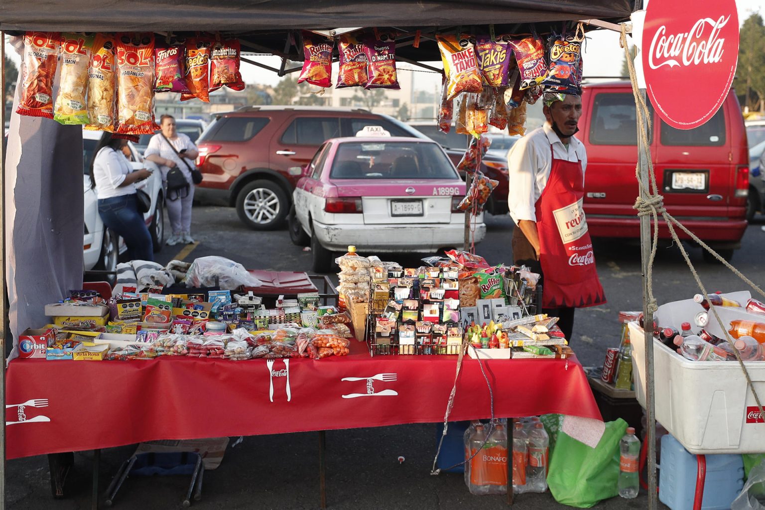 Un vendedor ambulante ofrece sus productos hoy, en Ciudad de México (México). EFE/Isaac Esquivel