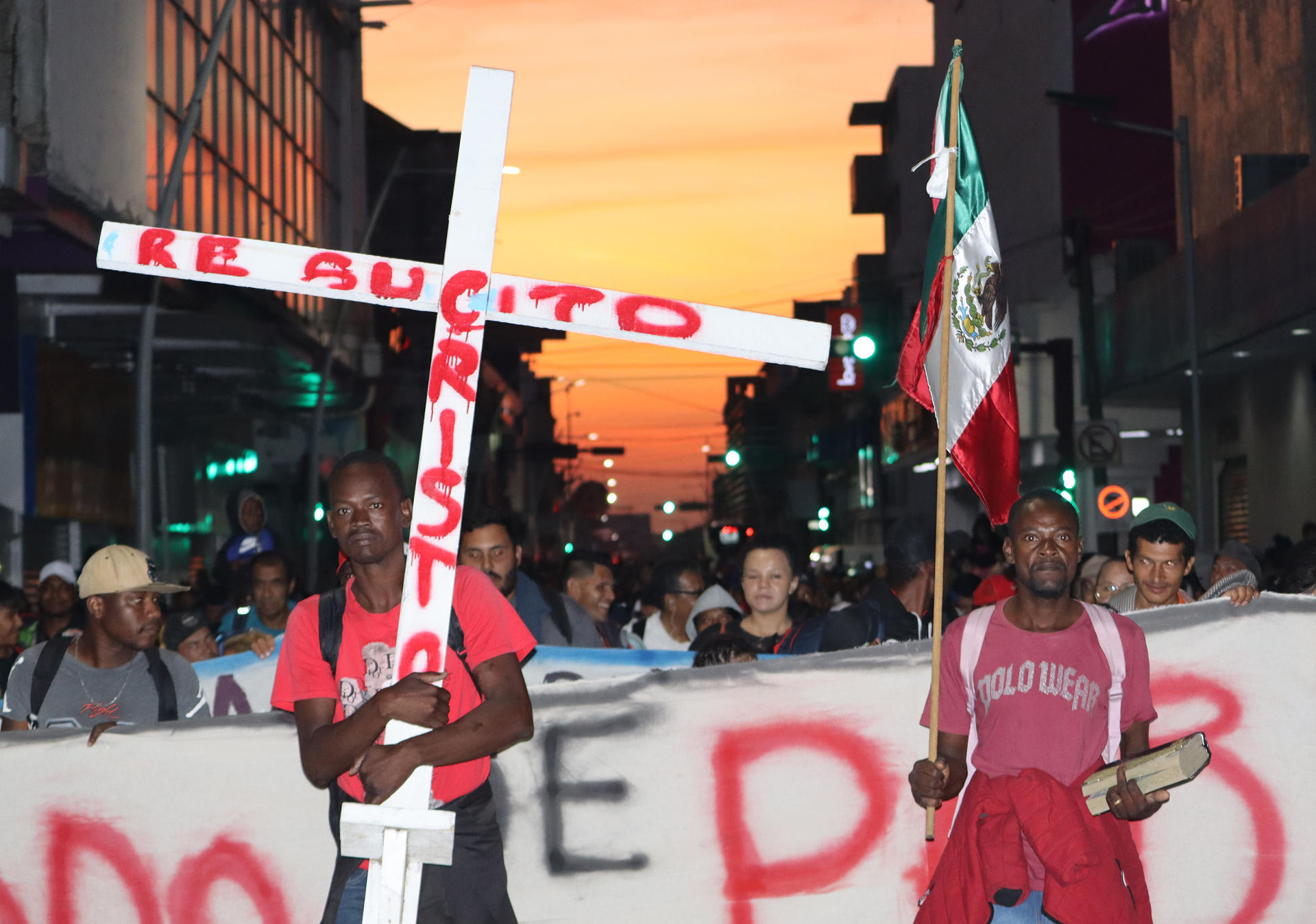 Migrantes salen en caravana este domingo hacia Estado Unidos, desde la ciudad de Tapachula en el estado de Chiapas (México). EFE/ Juan Manuel Blanco
