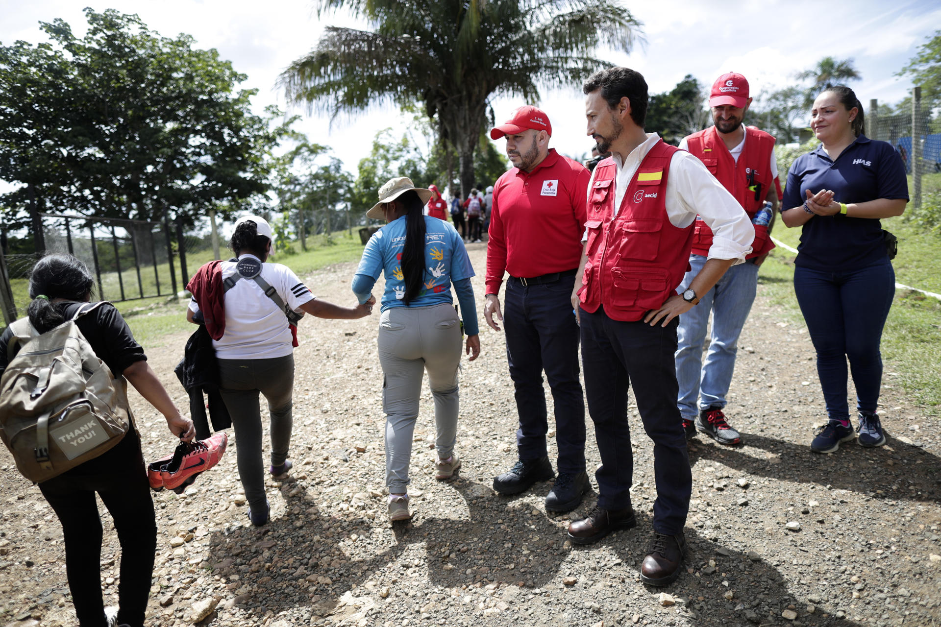 El embajador de España en Panamá, Guzmán Palacios (3-d), observa el paso de migrantes luego de atravesar la selva del Darién en la Estación de Recepción Migratoria (ERM) de Lajas Blancas en Metetí, el 18 de diciembre de 2023, provincia de Darién (Panamá). EFE/ Bienvenido Velasco
