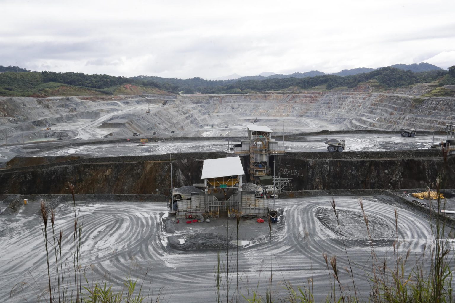 Vista de la mina a cielo abierto Cobre Panamá, una de las más grandes de Latinoamérica, pertenece a la Minera Panamá, filial de la empresa canadiense First Quantum Minerals, en Donoso, Panamá. Imagen de archivo. EFE/Bienvenido Velasco