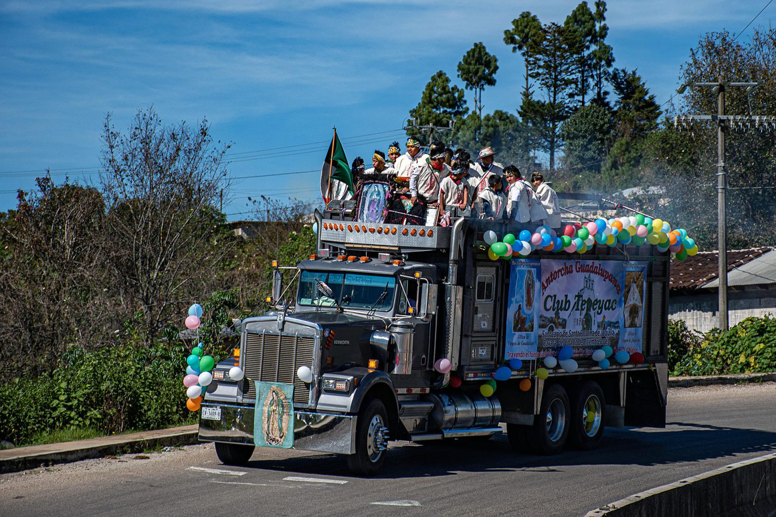 Indígenas participan una peregrinación rumbo a la Basílica de Guadalupe en la capital mexicana, hoy, desde el municipio de San Cristóbal de las Casas, estado de Chiapas (México). EFE/ Carlos López
