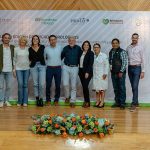 Fotografía cedida hoy por Iberdrola México que muestra a su directora de Comunicación y Responsabilidad Social, Paola Martínez (c-d), junto a los doctores Miguel Litton (c) y Alba Vázquez Palacios (3-d), mientras posan junto a becarios en el Hospital Regional de Alta Especialidad de Oaxaca (Hraeo), en la ciudad de San Bartolo Coyotepec, Oaxaca (México).  EFE/Iberdrola México /SOLO USO EDITORIAL /SOLO DISPONIBLE PARA ILUSTRAR LA NOTICIA QUE ACOMPAÑA (CRÉDITO OBLIGATORIO)