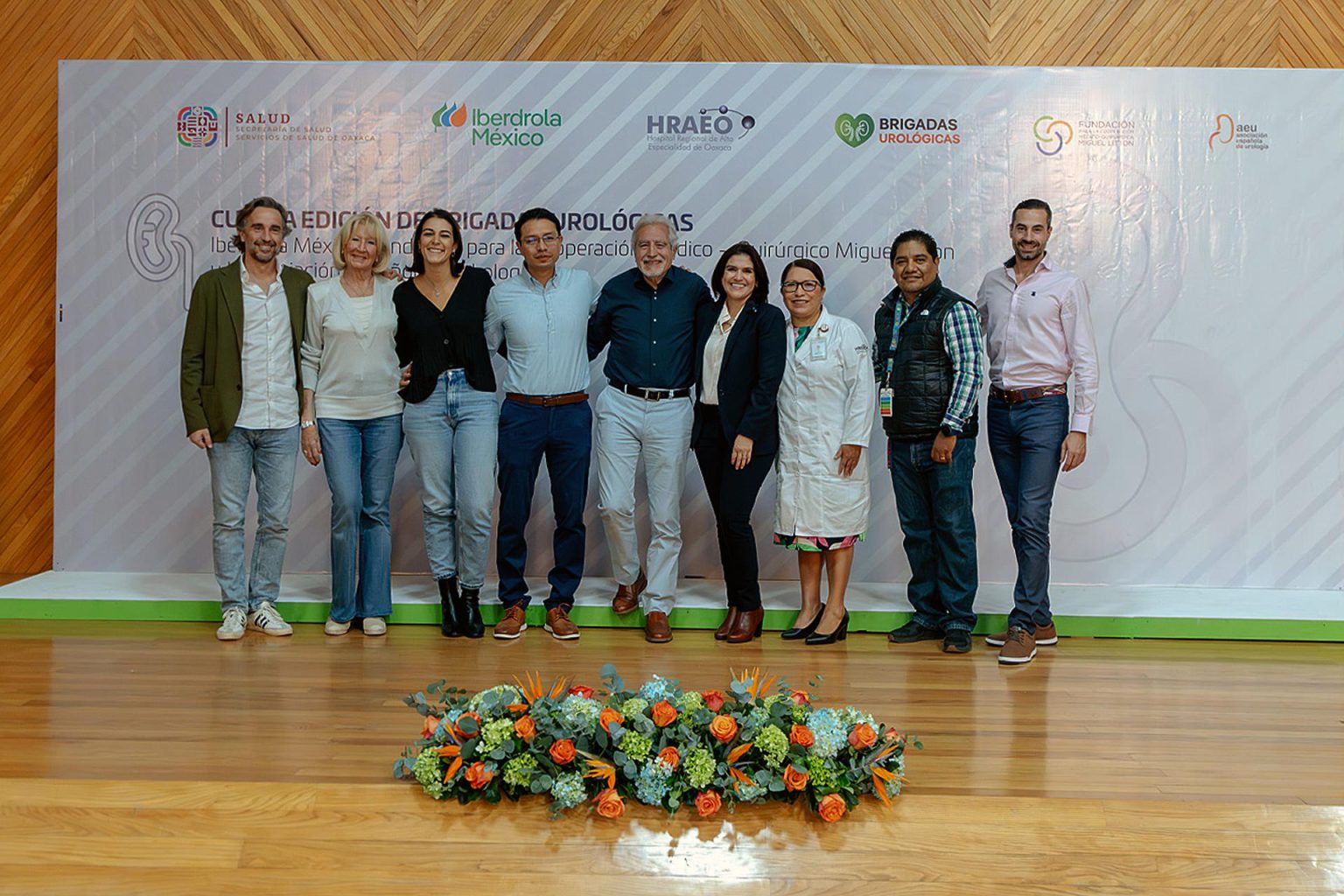 Fotografía cedida hoy por Iberdrola México que muestra a su directora de Comunicación y Responsabilidad Social, Paola Martínez (c-d), junto a los doctores Miguel Litton (c) y Alba Vázquez Palacios (3-d), mientras posan junto a becarios en el Hospital Regional de Alta Especialidad de Oaxaca (Hraeo), en la ciudad de San Bartolo Coyotepec, Oaxaca (México).  EFE/Iberdrola México /SOLO USO EDITORIAL /SOLO DISPONIBLE PARA ILUSTRAR LA NOTICIA QUE ACOMPAÑA (CRÉDITO OBLIGATORIO)