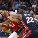 El jugador del Miami Heat Jimmy Butler (d) defiende al su rival de los Philadelphia 76ers Tobias Harris (i), en una fotografía de archivo. EFE/ Rhona Wise