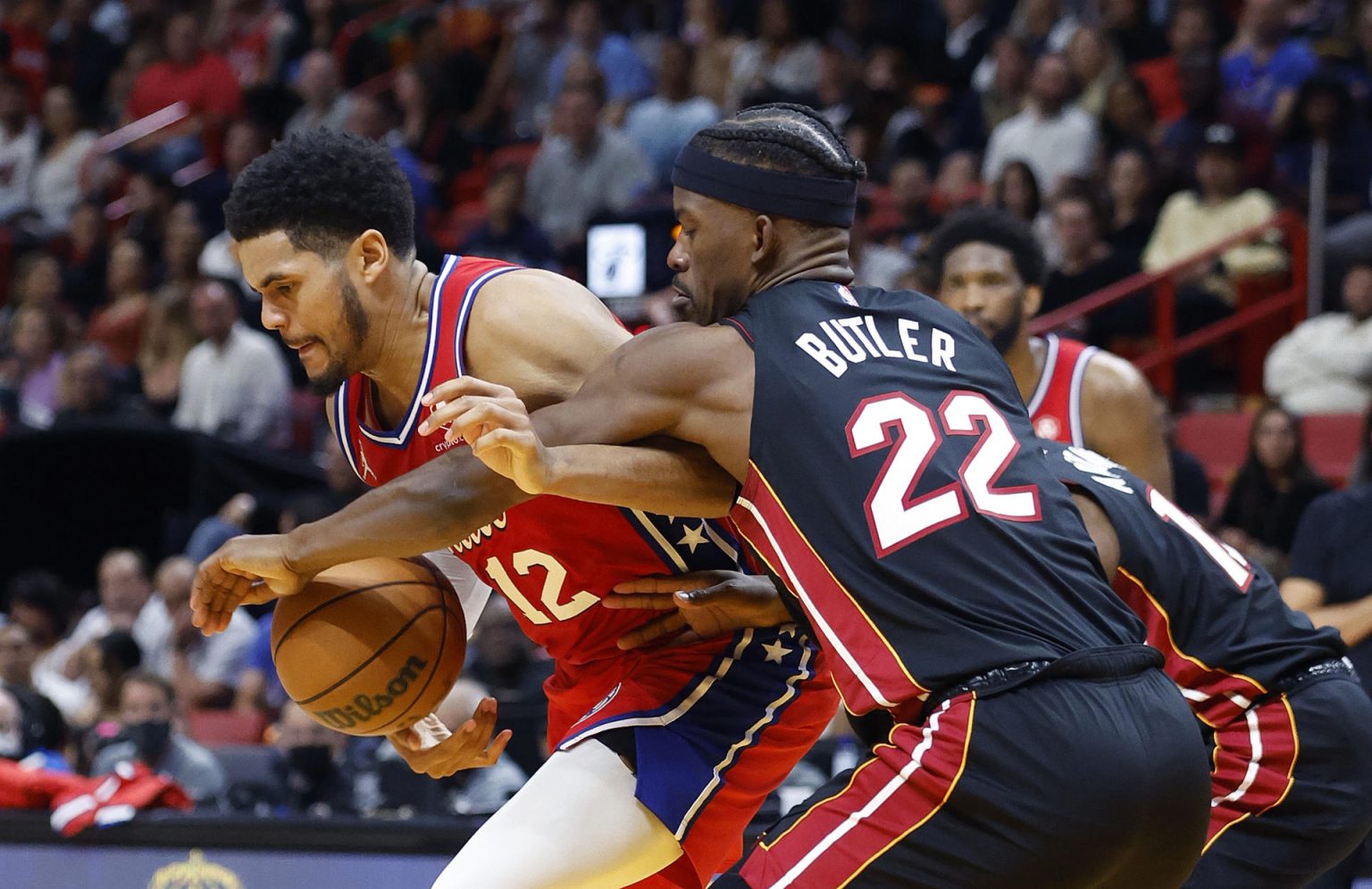 El jugador del Miami Heat Jimmy Butler (d) defiende al su rival de los Philadelphia 76ers Tobias Harris (i), en una fotografía de archivo. EFE/ Rhona Wise