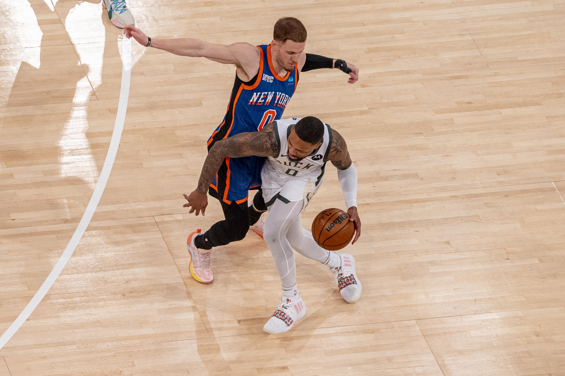 Damian Lillard (d) de los Bucks disputa el balón con Donte DiVincenzo (i) de los Knicks hoy, durante un partido de baloncesto de la NBA entre los New York Knicks y los Milwaukee Bucks, en el pabellón deportivo multiusos Madison Square Garden en el distrito de Manhattan, en Nueva York (EE.UU.). EFE/ Ángel Colmenares
