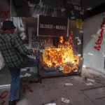 Integrantes de diversos colectivos incendian las instalaciones de la Secretaría de Salud, hoy en el marco del Día Mundial de la Lucha contra el Sida, en la Ciudad de México (México). EFE/ Isaac Esquivel