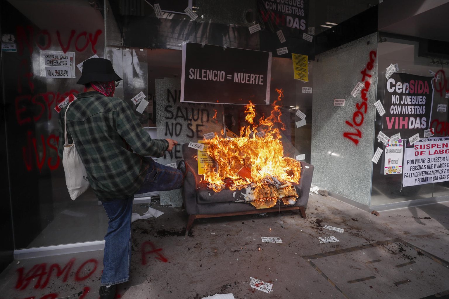 Integrantes de diversos colectivos incendian las instalaciones de la Secretaría de Salud, hoy en el marco del Día Mundial de la Lucha contra el Sida, en la Ciudad de México (México). EFE/ Isaac Esquivel