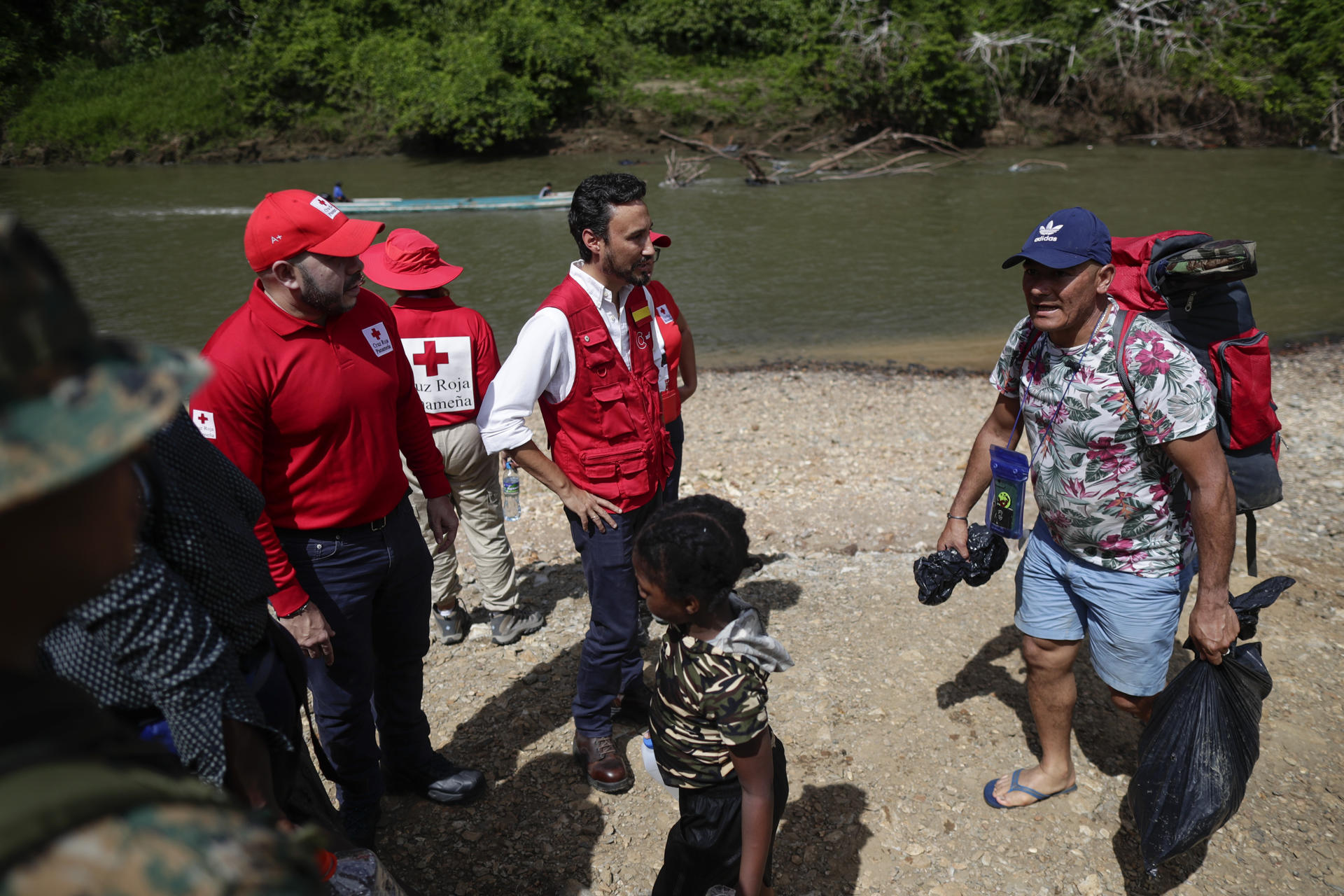 El embajador de España en Panamá, Guzmán Palacios (c), observa el paso de migrantes luego de atravesar la selva del Darién en la Estación de Recepción Migratoria (ERM) de Lajas Blancas en Metetí, el 18 de diciembre de 2023, provincia de Darién (Panamá). EFE/ Bienvenido Velasco
