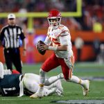 Fotografía de archivo en la que se registró a Patrick Mahomes (d), mariscal de campo de los Chiefs de Kansas City, durante un partido de la NFL, en el estadio State Farm, en Glendale (Arizona, EE.UU.). EFE/Caroline Brehman