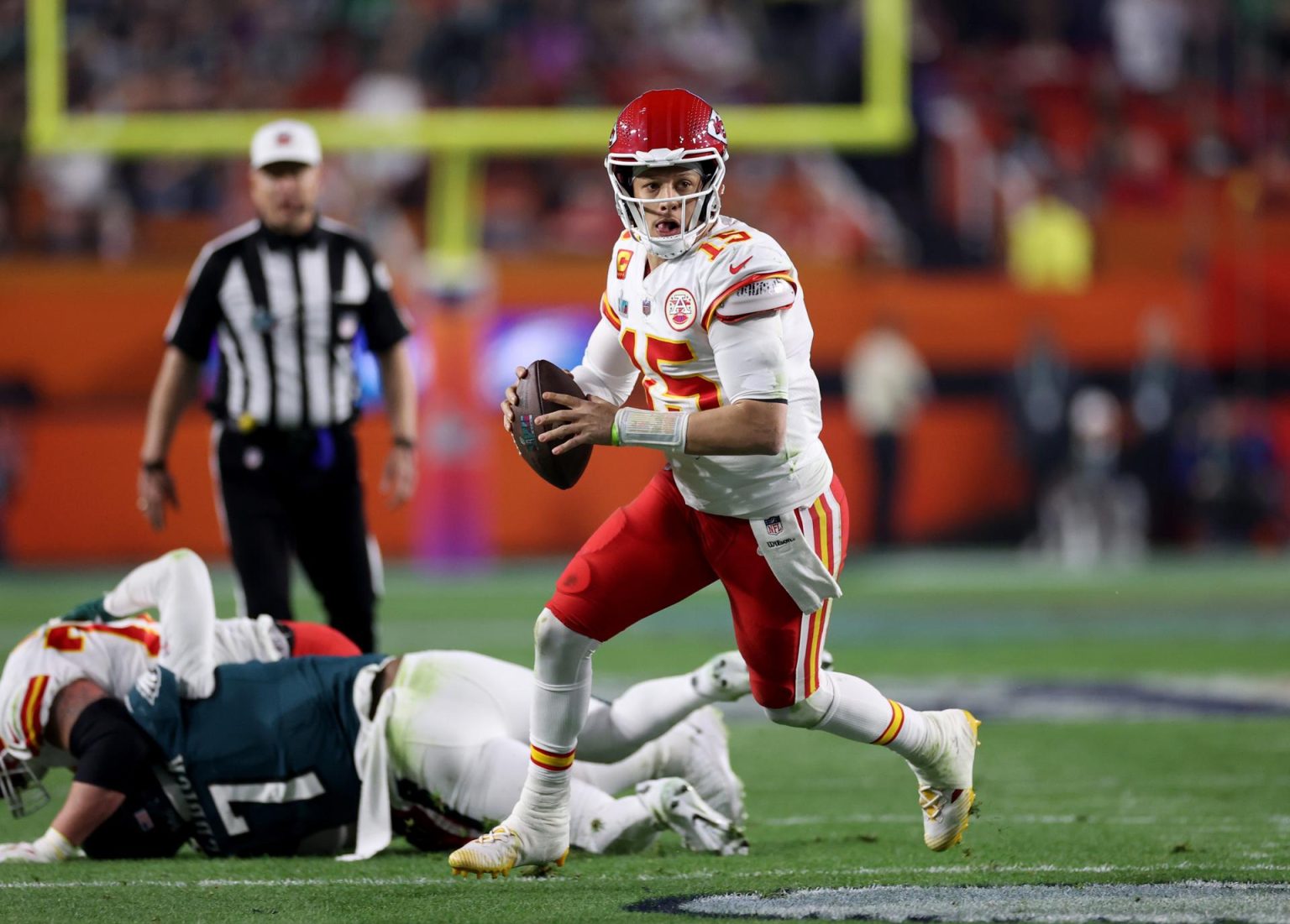 Fotografía de archivo en la que se registró a Patrick Mahomes (d), mariscal de campo de los Chiefs de Kansas City, durante un partido de la NFL, en el estadio State Farm, en Glendale (Arizona, EE.UU.). EFE/Caroline Brehman