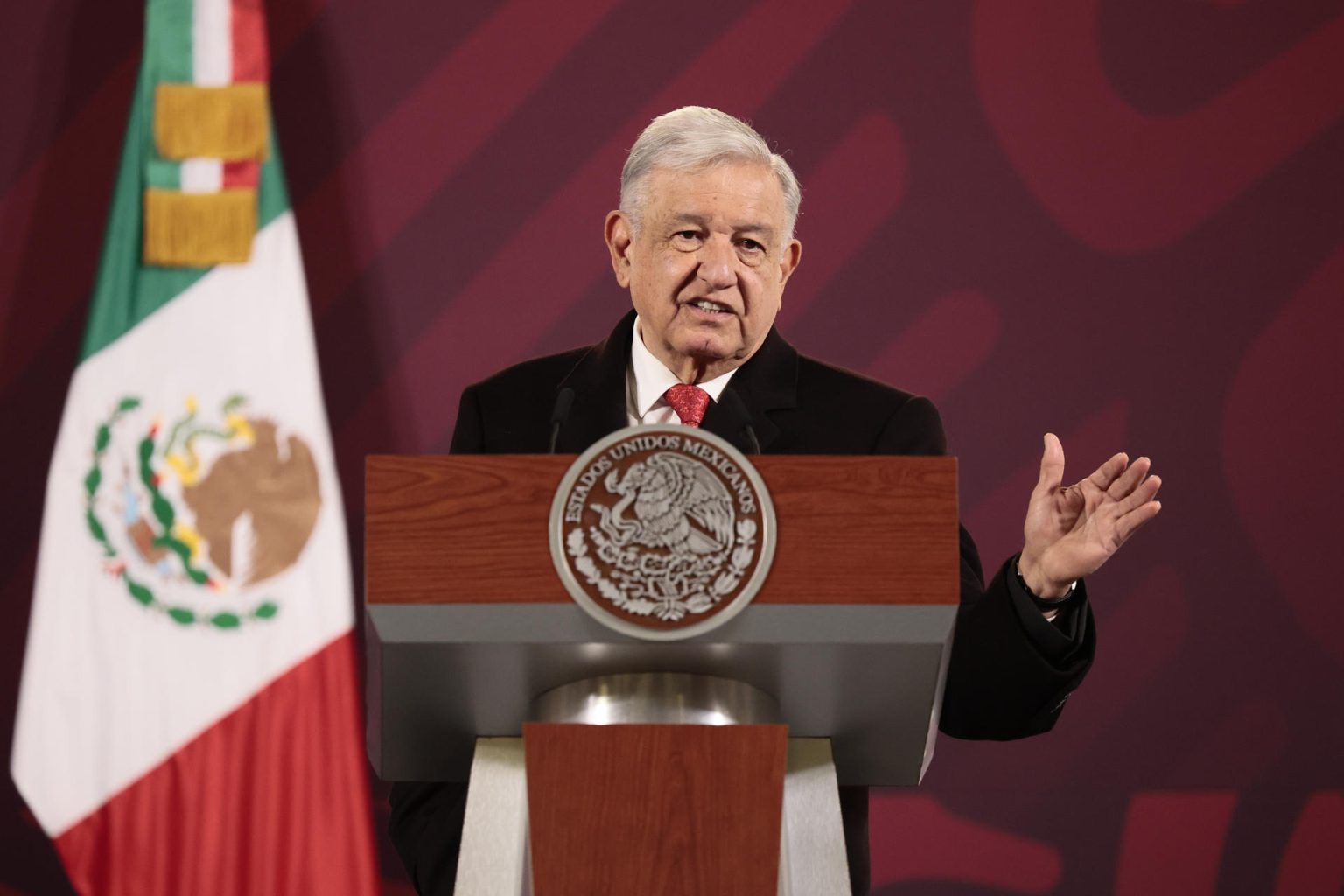 El presidente de México, Andrés Manuel López Obrador, habla hoy durante una rueda de prensa en el Palacio Nacional, en Ciudad de México (México). EFE/ José Méndez